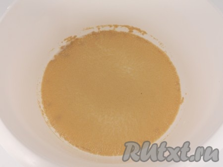 Влить в глубокую миску 400 мл тёплого молока (температура молока не должна превышать 40 градусов), всыпать дрожжи, сахар и соль, перемешать.
