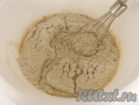 Сюда же всыпать просеянную ржаную муку.