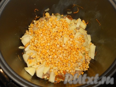 Также всыпать промытый горох (предварительно замачивать не нужно).