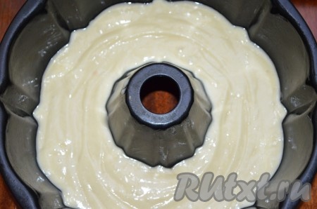 Половину теста вылить в смазанную форму - не больше 20 см в диаметре (у меня круглая с дыркой).
