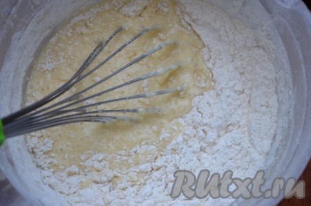 Просеять муку с разрыхлителем, перемешать.