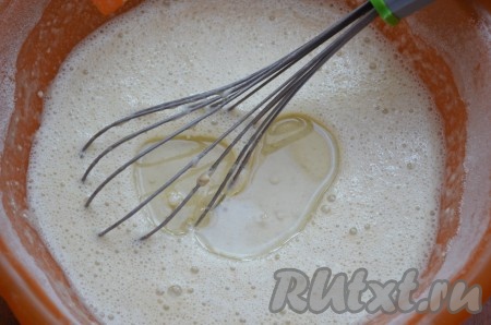 В конце влить 2 столовых ложки растительного масла, перемешать венчиком. Тесто для приготовления пшенично-ржаных блинов получится достаточно жидким.