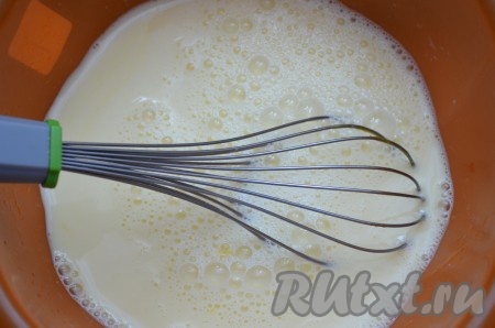 Влить молоко, перемешать.