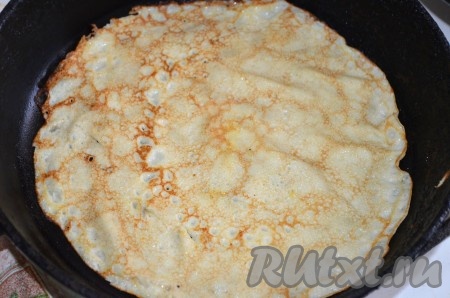 Сковороду перед жаркой блинов хорошо разогреть с добавлением растительного масла, влить половник теста. Тесто равномерно распределить по дну сковороды. Жарить пшенично-ржаной блинчик на среднем огне с двух сторон до румяности. Готовый тонкий блин переложить на тарелку. Тесто перед жаркой следующего блинчика перемешать. В тесто добавлялось растительное масло, поэтому сковороду после жарки первого блина маслом можно не смазывать, но многое зависит от качества сковороды. Поэтому, если необходимо, можно сковородку слегка смазать маслом. Постепенно пожарить все блины, складывая их стопкой на тарелку. 