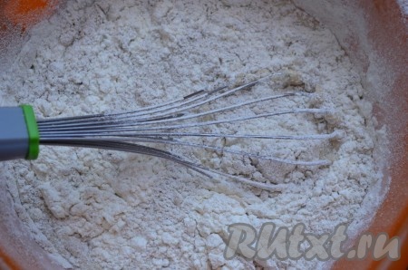 В получившуюся смесь просеять пшеничную муку, ржаную муку и разрыхлитель, перемешать венчиком до однородности.