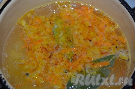 Добавить в суп поджарку, перец горошком и лавровый лист.