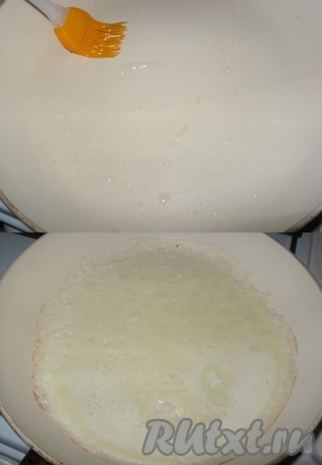 А пока разогреть сковороду, смазанную растительным маслом (не надо лить масло, достаточно смазать кулинарной кисточкой, а если сковорода с хорошим антипригарным покрытием, последующие блинчики вообще печь без масла!). Тесто налить тонким, равномерным слоем на сковороду.