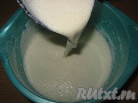 Влить остатки молока, перемешать, должно получится полугустое, я бы даже сказала жидкое тесто - оно должно литься с ложки или черпака. Тесту дать немного постоять.
