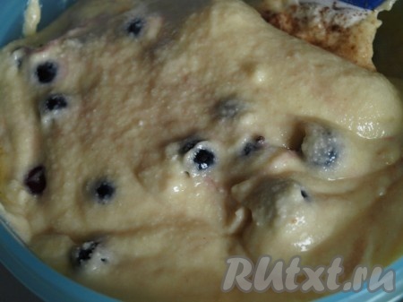 Если вишня замороженная, её нужно предварительно разморозить. Во вторую часть теста добавляем вишню и аккуратно перемешиваем.
