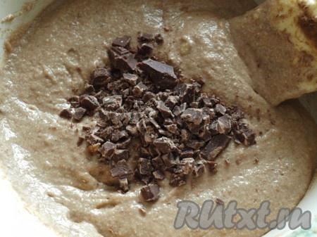 Творог и сметану взбиваем блендером до однородной массы. Манку, сахар, ванилин и разрыхлитель добавляем в творожно-сметанную массу и хорошо перемешиваем. Добавляем предварительно взбитые яйца. Тесто для пирога по консистенции будет напоминать густую сметану. Получившееся тесто делим на 2 равные части. В одну часть добавляем какао и 50 грамм шоколада, поломанного на кусочки, и перемешиваем.