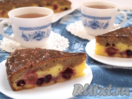 Остывшую выпечку нарезаем на порционные кусочки и подаём к столу. Творожно-вишневый пирог, приготовленный по этому рецепту, получается очень вкусным. Попробуйте! 
