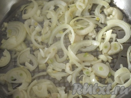 Куриное мясо, отделённое от костей, моем, выкладываем в кастрюлю, заливаем полностью водой и ставим на огонь, после закипания солим бульон и варим мясо на небольшом огне минут 25-30. Затем достаём мясо из бульона, даём ему немного остыть и режем на небольшие кусочки. Луковицу очищаем, нарезаем полукольцами и обжариваем на сливочном масле до прозрачности (в течение 3-4 минут), не забывая периодически перемешивать.