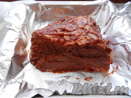 Свинину обсушить от маринада и натереть смесью со всех сторон. Завернуть в фольгу и запекать при температуре 200 градусов 1,5-2 часа. За 10-15 минут до окончания можно аккуратно развернуть фольгу, чтобы буженина подрумянилась (я не разворачивала). Готовую буженину достать из духовки, остудить, не снимая фольги.