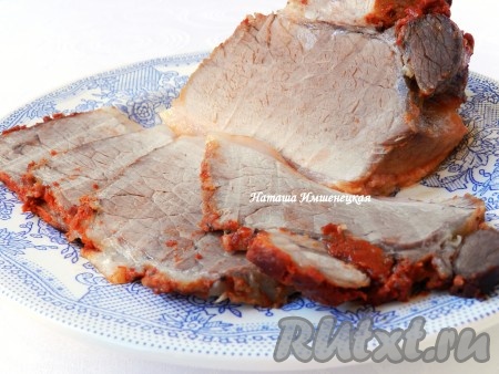 Вкусная буженина, запеченная в фольге, готова.