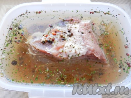 Приготовить маринад для свинины. Для этого в воду комнатной температуры всыпать соль, перемешать, чтобы соль растворилась. Добавить пропущенный через пресс чеснок и остальные специи. Свинину вымыть, выложить в контейнер и залить маринадом. Оставить в холодильнике на 1-2 суток.