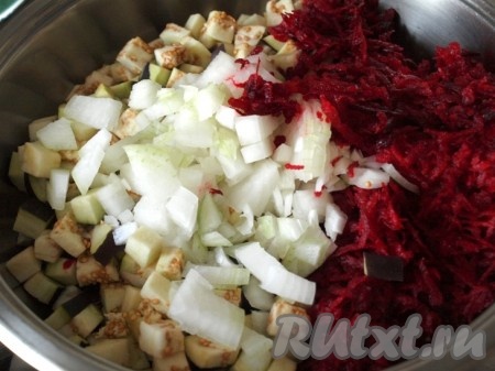 В сковороду с растительным маслом кладём натёртую свеклу, нарезанные кубиками лук и баклажаны (я использовала замороженные баклажаны, так как зимой в магазинах они достаточно дороги) и тушим минут 20 под крышкой, периодически помешивая.