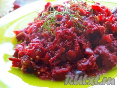 Очень вкусную свеклу, тушеную с баклажанами, сразу подаём к столу.
