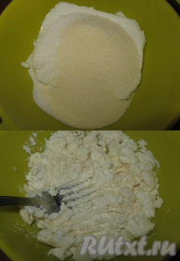 Творог, сахар, ванильный сахар, манку соединить и тщательно перемешать.
