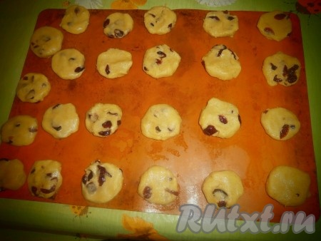 Формируем печеньки, скатывая их в шарики.
