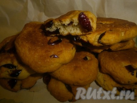 Ставим печенье с клюквой и имбирными цукатами в разогретую до 180 градусов духовку запекаться до золотистого цвета минут на 10, затем переворачиваем и опять ставим на 10 минут, но градус уменьшаем. Следим за своей духовкой! Готовое печенье достаём из духовки, а после остывания подаём к чаю.