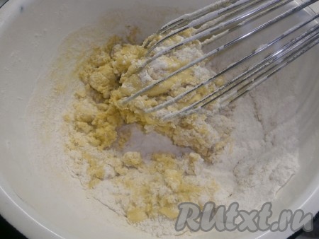 Затем добавляем&nbsp;в несколько подходов просеянную муку.
