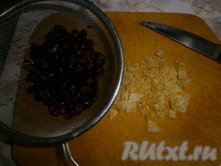 Промываем клюкву и режем цукаты.
