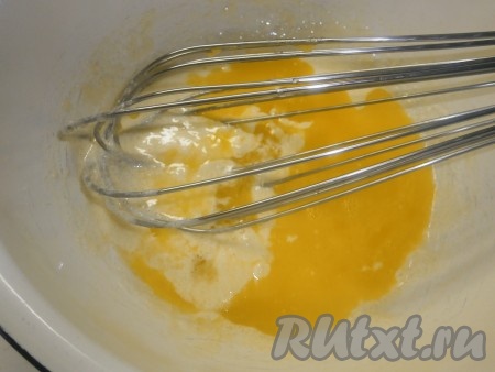 Добавляем предварительно растопленный маргарин. Всё перемешиваем до однородного состояния.
