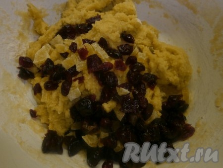 Добавляем клюкву и цукаты в тесто, перемешиваем.
