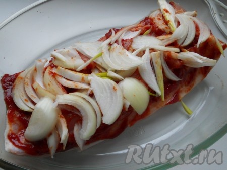 Смазать хорошенько подготовленную свиную грудинку этой смесью со всех сторон. В разрезы разместить нарезанный полукольцами репчатый лук. Оставшийся лук выложить сверху.