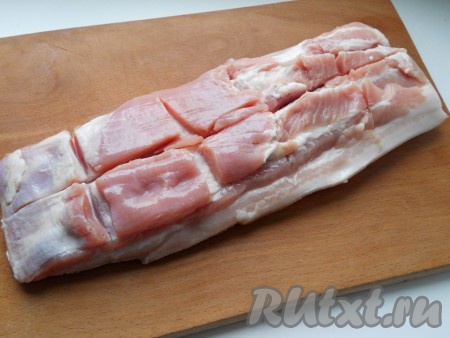 Лук очистить. Свиную грудинку помыть, обсушить бумажными полотенцами. Сверху, крест на крест, сделать надрезы острым ножом (если грудинка без костей), как на фото.