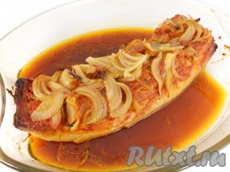 Свиную грудинку выложить в форму для запекания, накрыть целлофаном и поместить в холодильник на 2-3 часа. Затем влить в форму воду, накрыть фольгой и поставить грудинку запекаться в предварительно разогретую до 190-200 градусов духовку на 90 минут. За 15-20 минут до окончания приготовления снять фольгу.