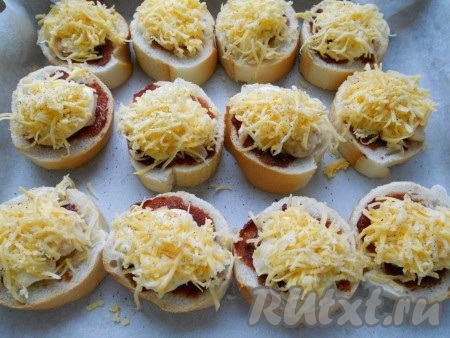 Сверху смазать майонезом и посыпать натёртым на мелкой тёрке сыром.