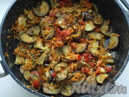 Пока тушатся баклажаны с морковью, подготовим остальные овощи. С помидоров снимаем кожицу и нарезаем на кубики. Болгарский перец режем соломкой. К баклажанам, протушившимся с морковкой, выкладываем болгарский перец, помидоры, мелко нарезанный горький перчик, пропущенный через пресс чеснок и соевый соус, перемешиваем, накрываем крышкой и готовим ещё минут 7-10, иногда перемешиваем.