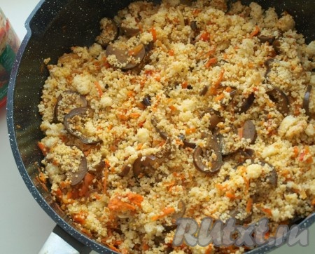 Добавляем кускус на сковороду к тушёным овощам, перемешиваем и держим на небольшом огне минуты 2, периодически перемешивая. Ели нужно, досаливаем.