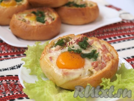 Закусочные булочки с ветчиной, огурцом и яйцом запечь в разогретой духовке при температуре 200 градусов до загустения яичного белка. Получается очень вкусно и сытно!
