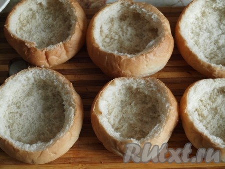 У каждой булочки нужно срезать верх и аккуратно вынуть мякиш.
