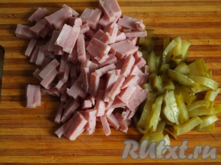 Нарезать соломкой ветчину и огурцы. Затем смешать их с майонезом и горчицей.
