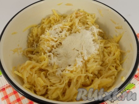 Всыпать 1 столовую ложку муки, перемешать. Тесто для приготовления картофельно-сырных драников должно получиться густым и вязким. Если масса получилась жидковатой, можно добавить 0,5-1 столовую ложку муки, добиваясь нужной густоты теста.