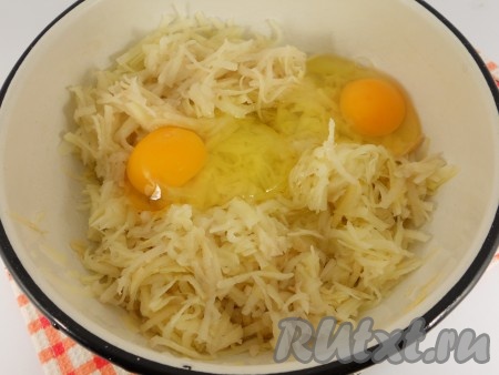 Картофель очистить и натереть на крупной тёрке в глубокую миску (отжимать натёртую картошку от лишнего сока не нужно). Добавить яйца (я добавила 2 небольших яйца, можно добавить 1 крупное).