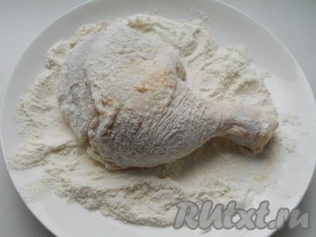 Окорочка немного обтереть бумажными полотенцами и полностью обвалять в мучной смеси.