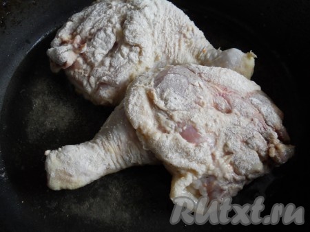 Поместить в разогретую с растительным маслом сковороду (масла должно быть на 1/3 сковороды).