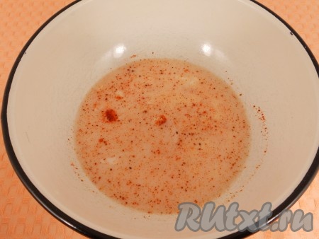 Кефир влить в глубокую миску, добавить огуречный рассол, паприку и измельченный чеснок. Перемешать.