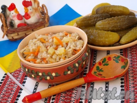 Перловку, тушёную с овощами, снимаем с огня, укутываем в тёплое полотенце, даём настояться часа 1,5, а затем подаём вкусное, полезное, сытное блюдо к столу.