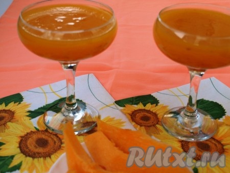 В небольшом количестве воды разводим крахмал. В пюре из тыквы и кураги добавляем сахар, ванилин, перемешиваем и ставим на огонь. Доводим на среднем огне до кипения, затем огонь уменьшаем и тонкой струйкой, не прекращая помешивать, вводим крахмал. Варим минут 5-7 минут, помешивая, и снимаем с огня. Вкусный, полезный тыквенный кисель с курагой можно подавать к столу. Напиток получается средней густоты.
