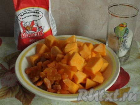 Тыкву, очищенную от кожуры и семян, режем достаточно крупно. Курагу моем и режем (тоже не очень мелко).
