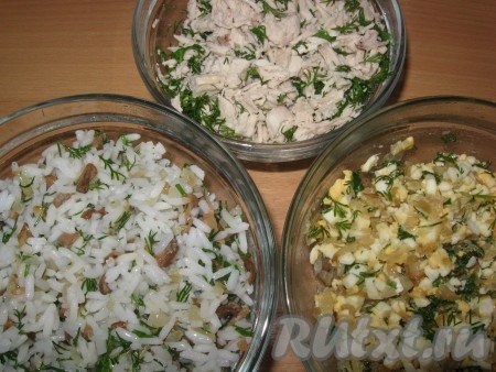 Теперь займёмся начинкой для курника. У нас будет 3 вида начинки. Для первой начинки нужно 1 очищенную и мелко нарезанную луковицу и не мелко нарезанные грибы выложить на сковороду, разогретую с растительным маслом и обжарить, периодически помешивая, на среднем огне до золотистого цвета, затем смешать с варёным рисом, по вкусу посолить и поперчить, добавить нарезанный укроп, перемешать и курино-рисовая начинка готова. Для второй начинки отварную курицу (можно филе, но лучше брать окорочка - мясо сочнее) мелко нарезать поперёк волокон, немного посолить, добавить нарезанный укроп, перемешать и куриная начинка готова. Для третьей начинки нужно на сковороде на растительном масле обжарить до золотистости 1 очищенную и мелко нарезанную луковицу, затем убрать с огня, добавить варёные яйца, укроп, посолить, поперчить по вкусу, перемешать и яичная начинка готова.
