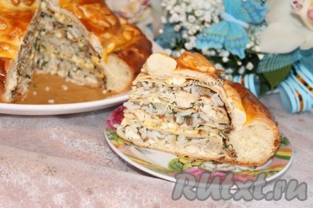 При подаче нарезать на порционные кусочки. Курник можно подавать с молочным соусом или бульоном, в котором варилась курица.
