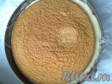 Далее надо&nbsp; выложить на крем второй корж.