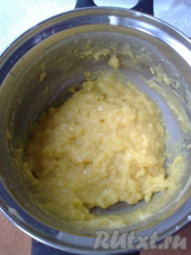 Готовим масляную основа крема. В небольшой кастрюльке взбейте желтки со 125 граммами сахара до пышной белой массы. Влейте молоко, всыпьте муку и перемешайте. Поместите кастрюльку на водяную баню и, помешивая, доведите заварной крем до загустения.&nbsp;
