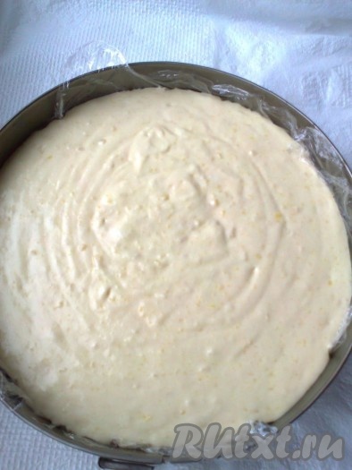 Влейте растворенный желатин во взбитые белки и хорошо перемешайте. Соедините вместе белковый и масляный кремы, причем масляный по частям добавляйте в белковый, каждый раз тщательно взбивая до однородности. Приступаем к подготовке формы, в которой будем формировать торт. Для того чтобы готовый торт было легко вытащить из формы, нужно либо выстелить бока формы пищевой пленкой или пергаментной бумагой, либо смазать бортики формы маслом. В подготовленную разъемную&nbsp; форму положите корж. Сверху вылейте белковый крем, оставив около половины стакана крема.